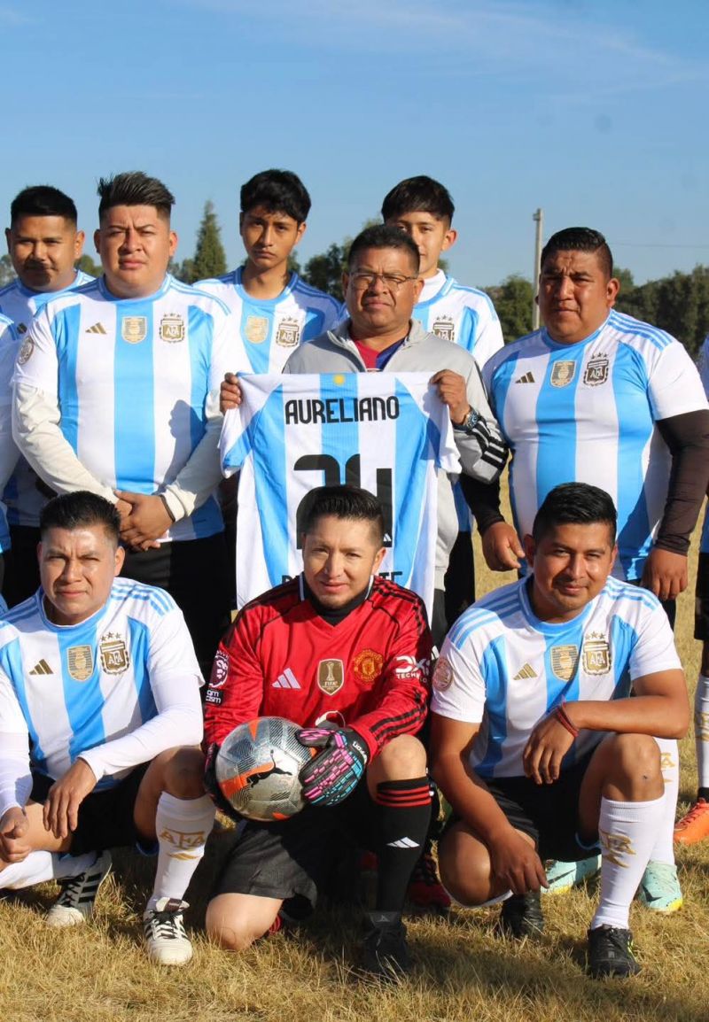 Quilehtla impulsa el deporte, entrega uniformes al equipo “Capibaras”